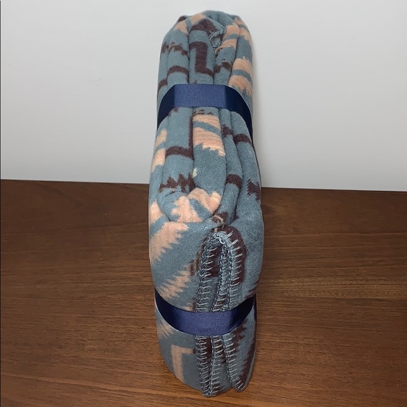 Pendleton Reversible Jacquard Classic Throw, Sunset Cross Balsam - Picture 13 of 15